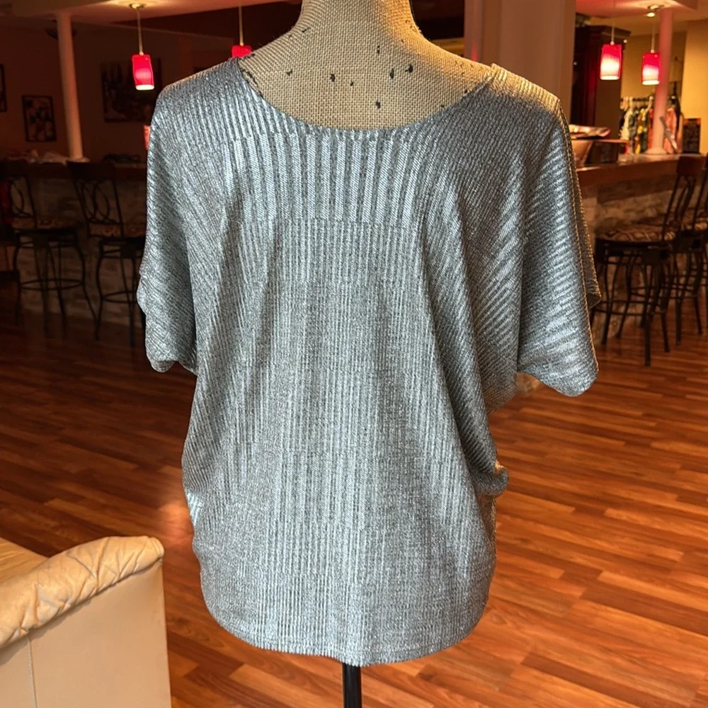 Size medium silver blouse (in some lighting it has gold undertones) - Picture 4 of 5